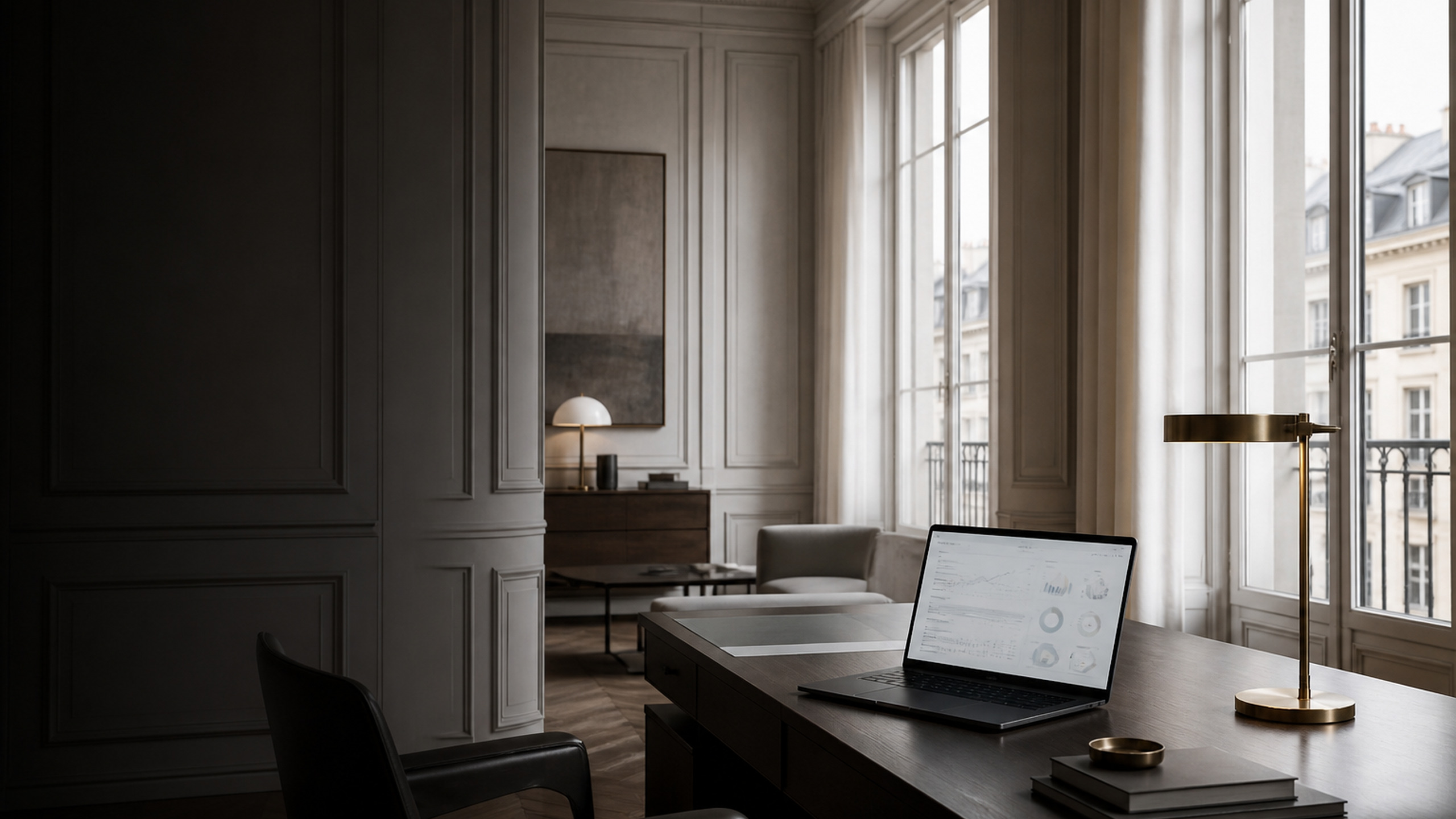 Escritorio de trabajo con software de gestión